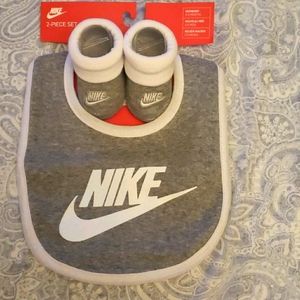 Nike Baby Bib & Booties 2-Piece Set (Grey/White)